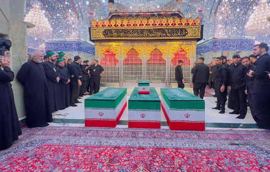 تصاویری از روضه خوانی در جوار پیکر‌های خانوادهٔ رهبر شهید انقلاب در حرم حضرت اباالفضل (ع)