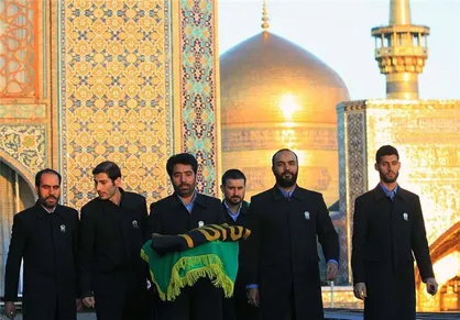 پخش زنده تعویض پرچم گنبد منور و ضریح مطهر امام رضا (ع) در &laquo;اذن عزا&raquo;