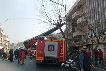 حادثه آتش&zwnj;سوزی در خیابان انقلاب/ هشدار آتش&zwnj;نشانی برای ساختمان&zwnj;های قدیمی ناامن