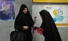 اهدای گل به مردم در ایستگاه‌های منتخب مترو