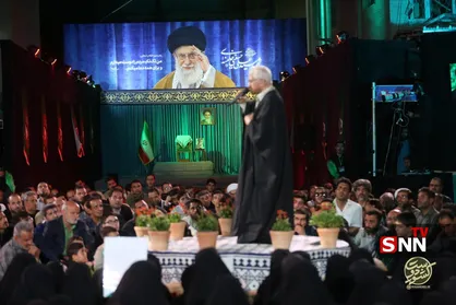 اهدای عبای شخصی رهبر شهید انقلاب به حاج صادق آهنگران + عکس
