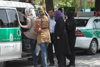 گشت ارشاد با چه کسانی برخورد می&zwnj;کند؟