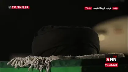 نزدیک&zwnj;ترین نگاه به تابوت نورانی رهبر شهید، که در میان دریایی از عاشقان و مخلصان عراقی همچون نگینی میدرخشد