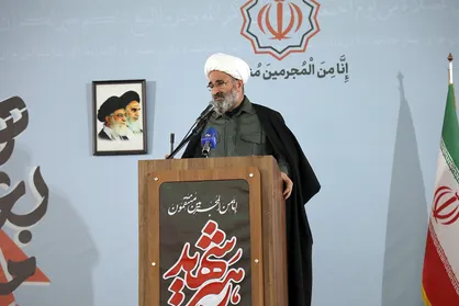 خطیب جمعه سمنان: ملت ایران میدان را خالی نخواهد کرد