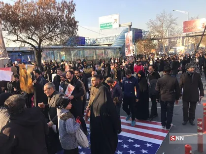 غرفه بسیج دانشجویی دانشگاه شریف در مسیر تشییع شهید قاسم سلیمانی برپا شد + عکس