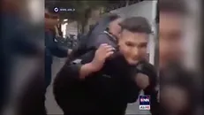 کمک مامور پلیس به یک پیرزن در آبگرفتگی مرودشت فارس