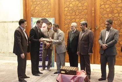 اهدای قرآن دست&zwnj;نویس سوادآموزان به موزه حرم امام خمینی(ره)