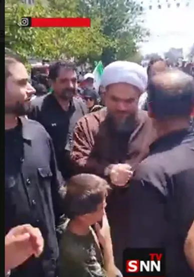 پدر شهیده زهرا محمدی گلپایگانی نوه ۱۴ ماهه رهبر شهید انقلاب در مراسم تشییع+ فیلم