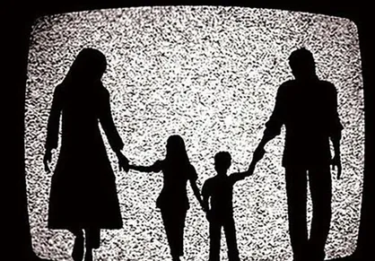 انتقاد خانم بازیگر از لاکچری&zwnj;بازی تلویزیون و نمایش&zwnj;خانگی/ وقتی همه می&zwnj;خواهند به خانواده حمله کنند