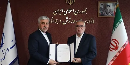 اهدای حکم مدیرعاملی جدید استقلال توسط وزیر ورزش