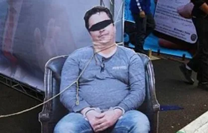 تصویر &laquo;زم&raquo; در کنار ترامپ و ابوبکر البغدادی توجه راهپیمایان را جلب کرد