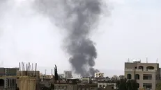 حمله هوایی جنگنده‌های سعودی به صنعاء/ دو کارخانه در پایتخت یمن بمباران شدند