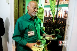 خادمان حسینیه بنکدار مرتب از عزاداران حاضر در جلسه پذیرایی می کنند