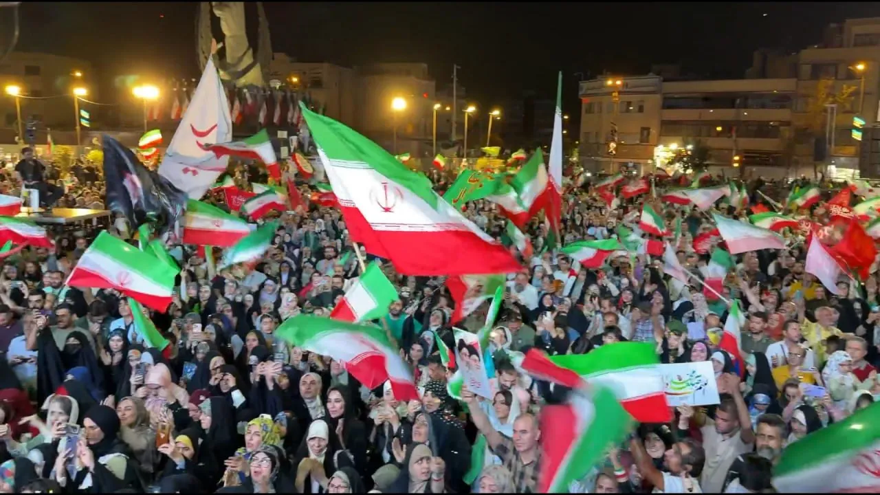 کودکان پای کار ایران در میدان انقلاب + فیلم