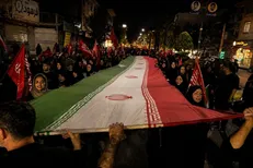 پیاده‌روی جاماندگان اربعین گیلانی از میدان شهدای ذهاب تا گلزار شهدای رشت+گزارش تصویری