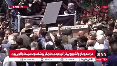 پیکر زنده‌یاد اکبر عبدی روی دستان مردم و هنرمندان تشییع شد