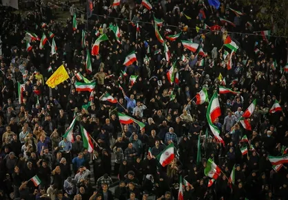دولت ایران در آستانه گذار به دولت بازسازنده