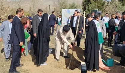 غرس نهال گردو توسط رئیس جمهور در باغ گیاه&zwnj;شناسی /  رونمایی از ۱۱۵ گونه گیاهی جدید کشاورزی + فیلم