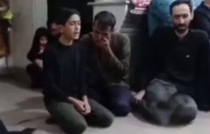 نوحه خوانی محمد حسین فرزند چهارده ساله پاسدار شهید میثم فتح قریب بیدگلی در جمع عزاداران پدر شهیدش