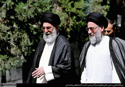 رهبر معظم انقلاب بر پیکر آیت&zwnj;الله هاشمی شاهرودی نماز اقامه می&zwnj;کنند