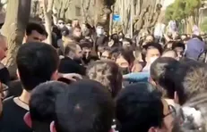 نمای نزدیک و واضح از پرتاب سنگ در دانشگاه شریف توسط دانشجونما‌ها