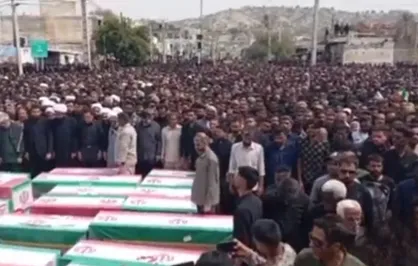 اقامۀ نماز بر پیکر کودکان شهید میناب