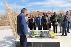 قبور شهدای گمنام هشت سال دفاع مقدس در دانشگاه آزاد سیرجان غبارروبی شد