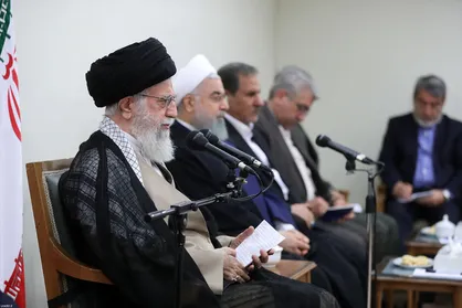 توصیه&zwnj;های مهم حضرت آیت الله خامنه&zwnj;ای به دولت: مسئولان باید میان مردم و کارگران بروند/ با متخلفان بازار سکه و ارز در هر سطح برخورد شود