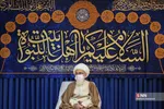 
ملبس شدن جمعی از طلاب به دست آیت الله نوری همدانی
