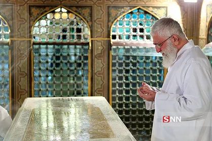 غبارروبی مضجع مطهر حضرت امام رضا (ع با حضور رهبر معظم انقلاب