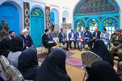 نطق نماینده بسیج دانشجویی استان کردستان در مقابل رئیس جمهور / مردمی سازی را واقعی اجرا کنید