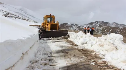 راهداران خراسان شمالی ۶۲۹۵ را برف&zwnj;روبی کردند