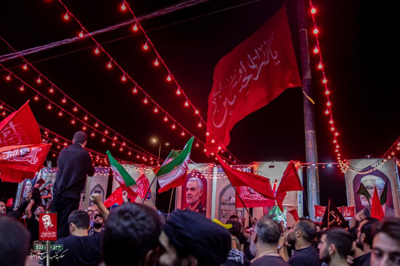 ابرپرچم خونخواهی با ذکر «یالثارات‌الحسین(ع)» در جوار موکب مکتب شهید حاج قاسم سلیمانی در عمود ۵۳۳ مسیر نجف به کربلا به اهتزاز در آمد.