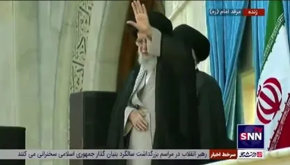ابراز ارادت مردم هنگام ورود رهبر انقلاب برای سخنرانی در مراسم سی و پنجمین سالگرد امام خمینی (ره)