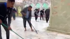 شستشو و آماده‌سازی حرم امام حسین (علیه‌اسلام) برای آغاز عزاداری دهه اول محرم