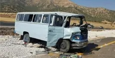 تصادف مینی بوس با کامیون در محور کاشان/ ۱۲ نفر را راهی بیمارستان شدند