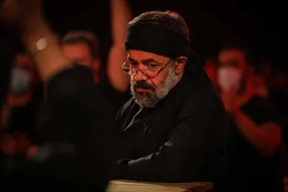 مداحی عشق یعنی یه پلاک با نوای محمود کریمی