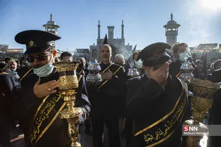 همزمان با سالروز شهادت حضرت فاطمه(س) از ساعت ۹ صبح دسته عزای خادمان و زائران حرم مطهر بانوی کرامت از مسجد امام حسن عسکری علیه السلام تا حرم مطهر حضرت معصومه سلام الله علیها برپا 