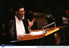تصویری از سخنرانی حضرت شهید آیت‌الله العظمی امام خامنه‌ای در چهل و دومین مجمع عمومی سازمان ملل، در دوران ریاست جمهوری. ۱۳۶۶/۶/۳۱
