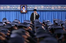 رهبر انقلاب: خاصیّت مجموعه‌ مؤمن این است که تهدید را تبدیل به فرصت می‌کند / بند ناف اقتصاد را باید از نفت قطع کنیم