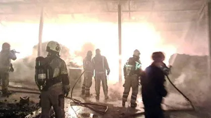 آتش&zwnj;سوزی گسترده در انبار لباس در جاده ورامین؛ عملیات ۱۲ ساعته آتش&zwnj;نشانان بدون تلفات