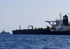 توقیف یک میلیون لیتر سوخت قاچاق در خلیج فارس/ ۲ جنگنده آمریکایی برای فرار نفتکش به پرواز درآمد