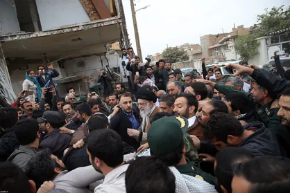 فیلم/  صحبت&zwnj;های صمیمانه رهبر انقلاب در جمع مردم زلزله زده کرمانشاه