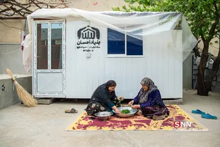 سی سخت، دوماه بعد از زلزله- برخی از خانه ها آسیب کمتری را متحمل شده اند و به همین دلیل ساکنین این خانه ها بعد از ساخت خانه جدید، خانه های آسیب دیده خود را تخریب می کنند.
