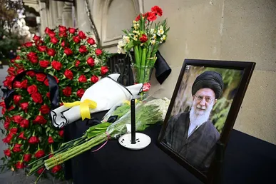 ورود پیکر مطهر آیت‌الله العظمی خامنه‌ای رهبر شهید انقلاب به مصلای تهران + فیلم