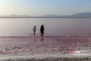 سرخ شدن دریاچه نمک قم برای اولین بار