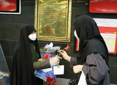 توزیع گل در ایستگاه‌های منتخب متروی تهران در روز دختر