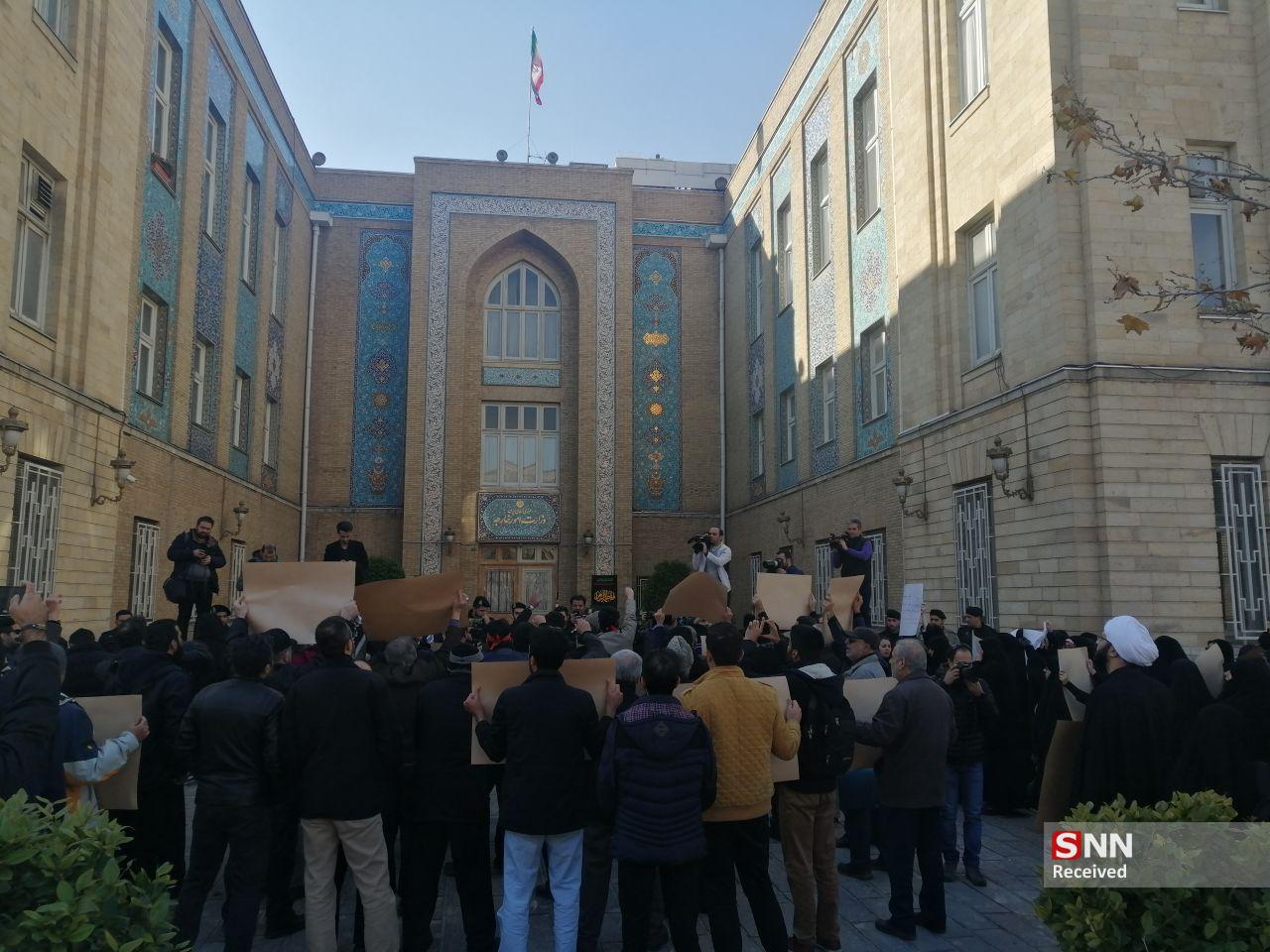 تجمع دانشجویان مقابل وزارت امور خارجه