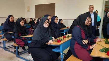 ۴۴ سال پیش انسان&zwnj;هایی برای موفقیت امروز شما  دانش آموزان ایثار کردند/ علم با اخلاق راهگشا است