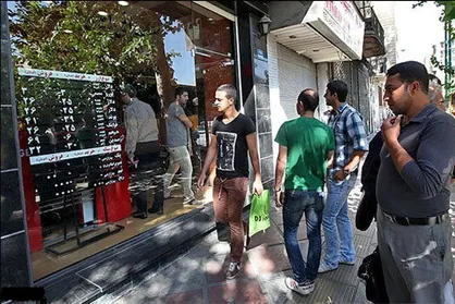 صرافی&zwnj;های غیرمجاز مصداق قاچاق&zwnj;چیان ارز/ آیا کنترل بازار ارز از دست بانک مرکزی خارج شده است؟